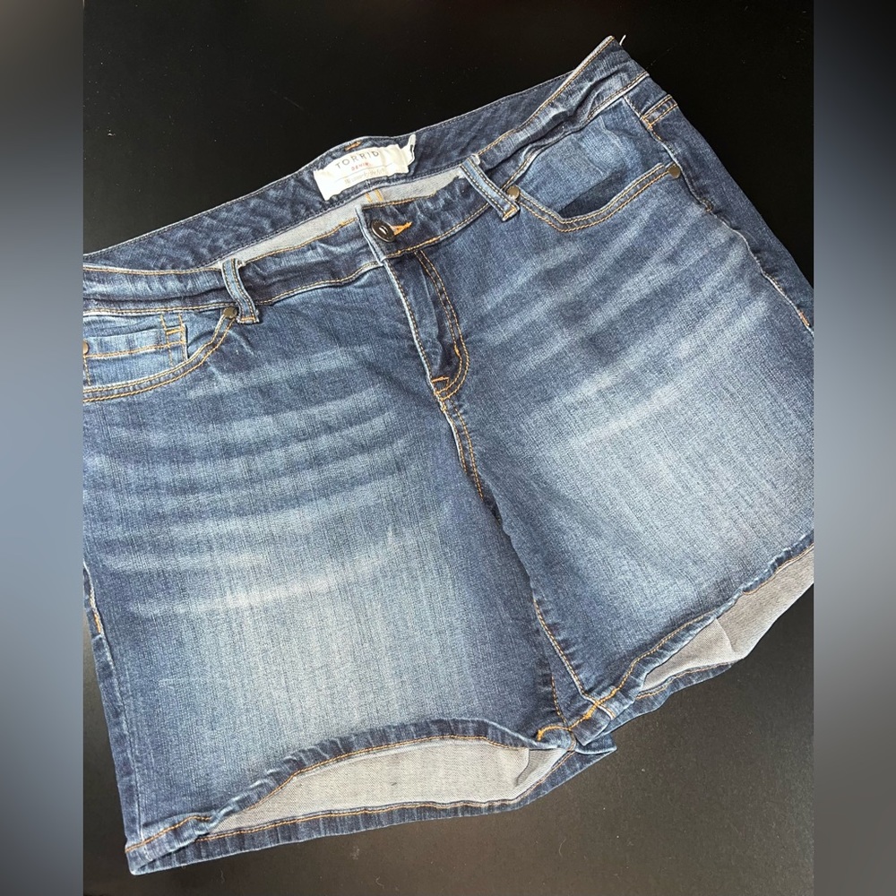 Torrid Medium Blue Wash Denim Jean Shorts Size 14 EUC
